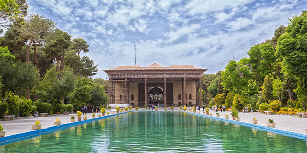 راهنمای بازدید از کاخ چهل ستون؛ ستون‌ هایی که داستان می‌گویند