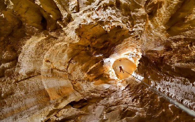 سفری هیجان انگیز برای کشف غار رازآلود ایران